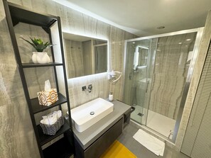 Shower, hair dryer, bidet, towels - Core Colors House, Feel at ease in your home in the heart of Naples (Napoli)