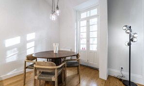 Dining - Nomad's Family - 3bdr Charming Hideout Porto (Porto)