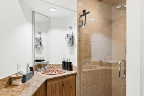 Douche, baignoire à jets, sèche-cheveux, serviettes fournies