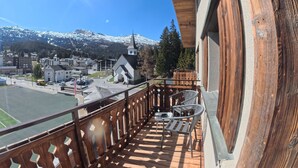 Un balcon avec vue sur la ville et les montagnes.