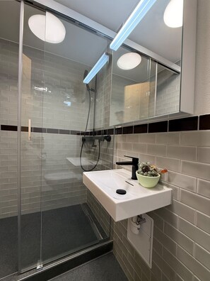 Dusch, hårtork och handdukar