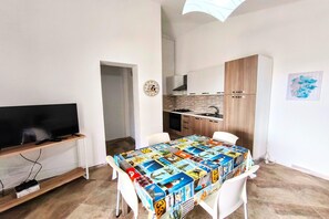 Kühlschrank, Ofen, Herdplatte, Wasserkocher mit Kaffee-/Teezubehör