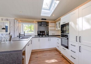 ثلاجة، فرن، موقد طهي مسطح، محمصة خبز