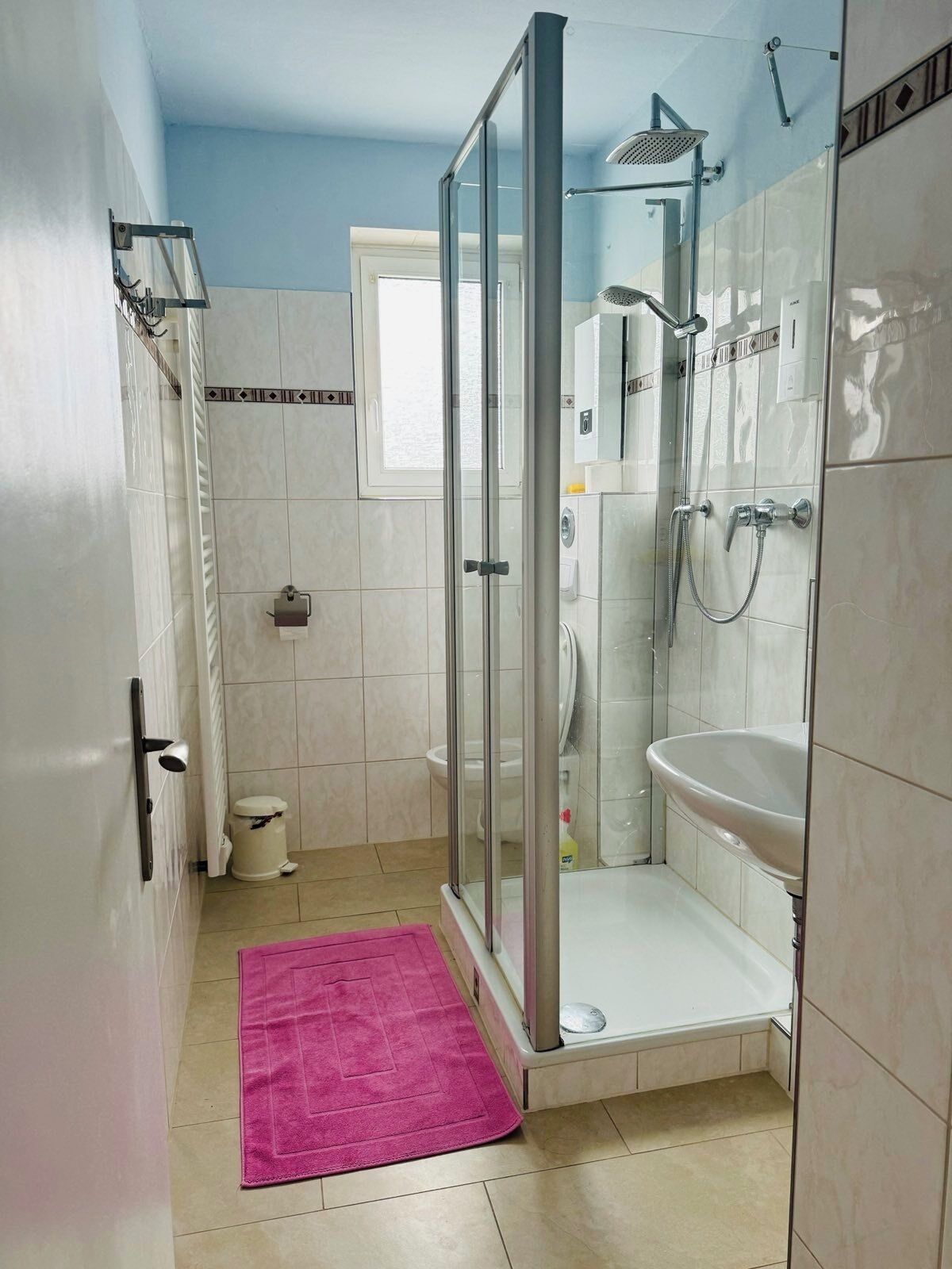 Suihku, hiustenkuivaaja, pyyhkeet, saippua