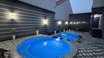 2 outdoor pools