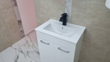 Regadera, secadora de cabello, toallas, jabón