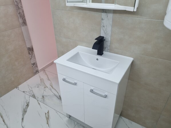 Douche, sèche-cheveux, serviettes fournies, savon