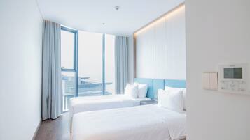 2 bedrooms, iron/ironing board, WiFi