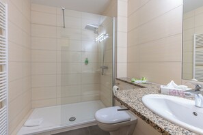Hair dryer, towels, soap, shampoo - Hotel Alte Schleiferei (Breitenbrunn/Erzgeb.)