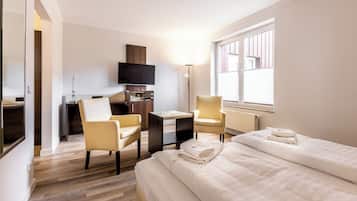 Quarto casal ou duplo clássico, vista para o resort | Escrivaninha, ferros/tábuas de passar roupa, Wi-Fi de cortesia