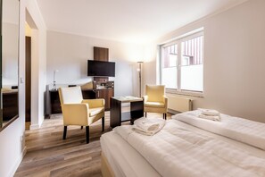Desk, iron/ironing board, free WiFi, wheelchair access - Hotel Alte Schleiferei (Breitenbrunn/Erzgebirge)