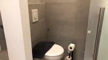 Departamento básico | Baño | Regadera, amenidades de baño gratuitas, secadora de cabello, toallas