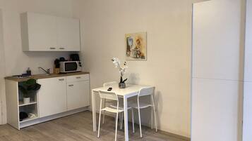 Apartemen Basic | Dapur pribadi | Lemari es kecil, microwave, oven, dan kompor