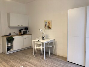 Basic-Apartment | Eigene Küche | Mini-Kühlschrank, Mikrowelle, Ofen, Herdplatte