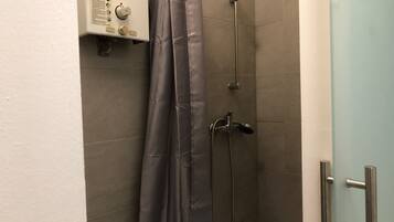 Basic-Apartment | Badezimmer | Dusche, kostenlose Toilettenartikel, Haartrockner, Handtücher