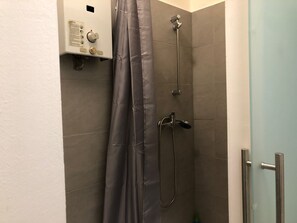 Basic-Apartment | Badezimmer | Dusche, kostenlose Toilettenartikel, Haartrockner, Handtücher