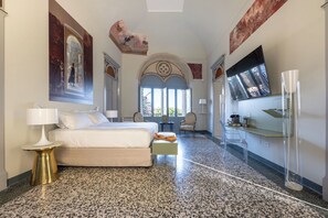 8 habitaciones, tabla de planchar con plancha y cuna de viaje 