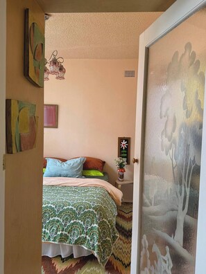 1 dormitorio, tabla de planchar con plancha, wifi y ropa de cama