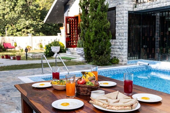 Colazione con vista piscina.
