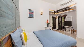 Jhirna | In-room safe, laptop workspace, free WiFi, bed sheets