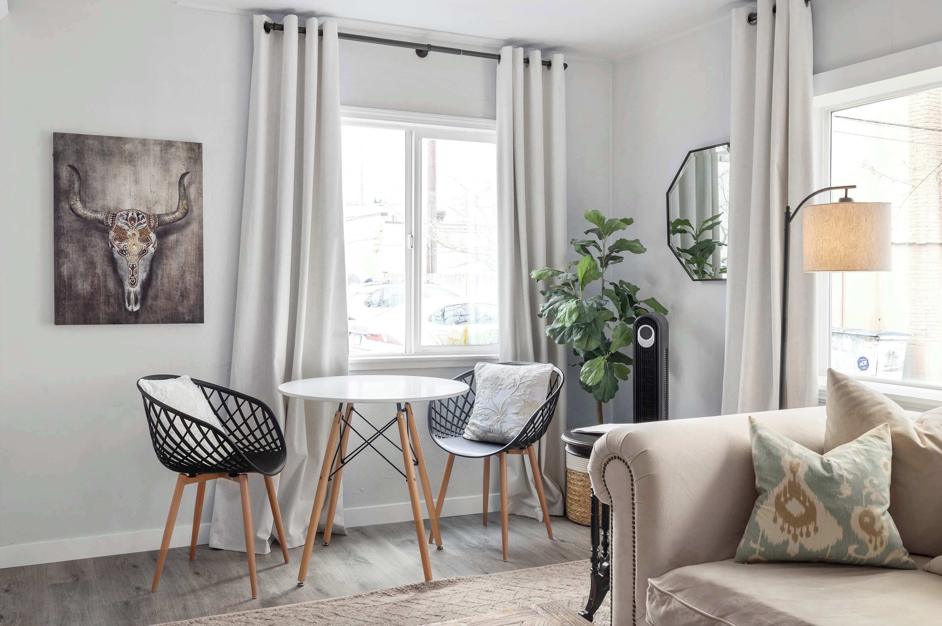 Téléviseur, livres, bureau