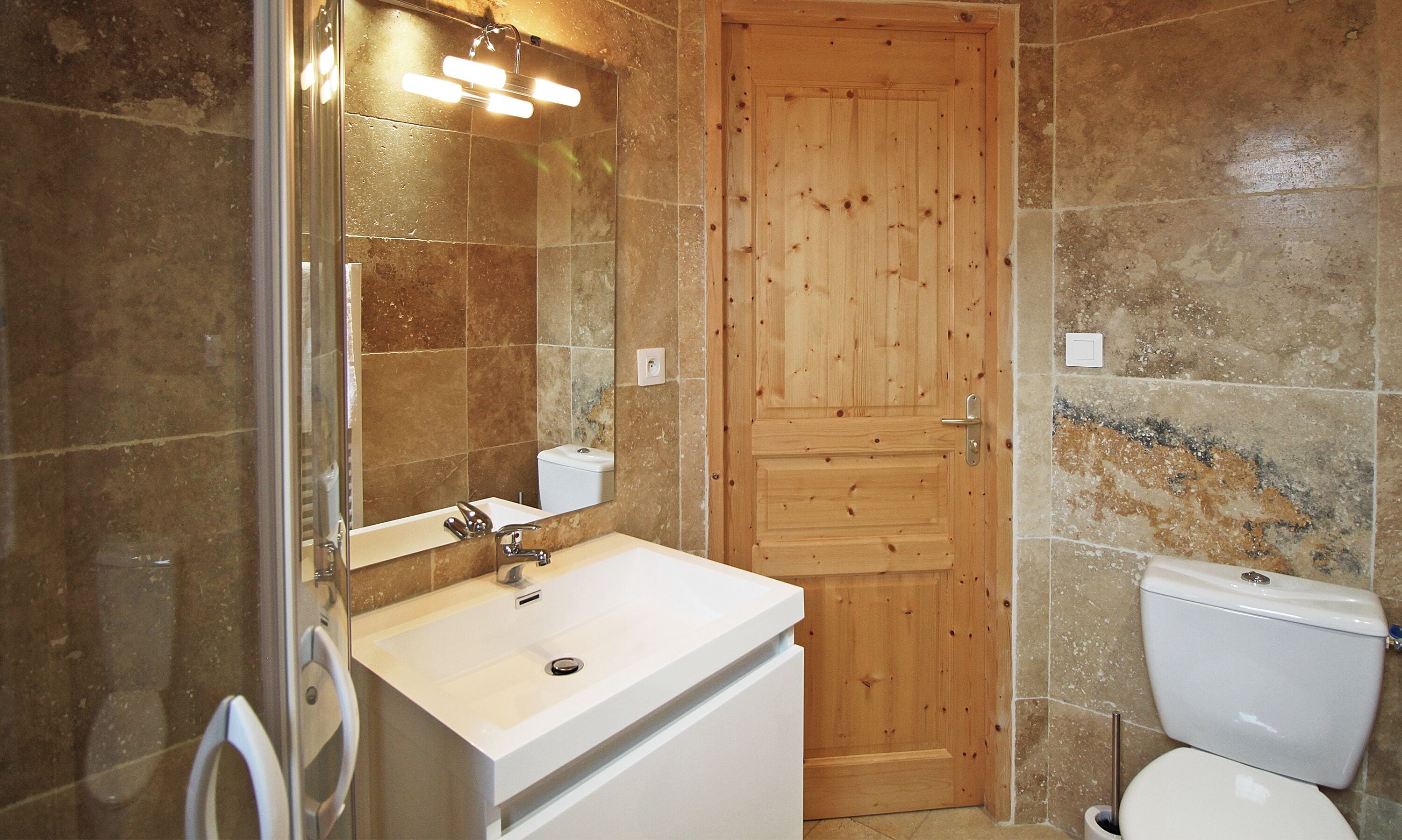 Chuveiro, secador de cabelo, toalhas de banho, sabonete