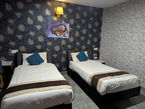 غرفة ديلوكس بسريرين منفصلين | مكتب ومساحة عمل للكمبيوتر المحمول وواي فاي مجانًا