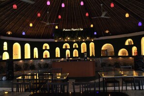 Bar junto a la piscina