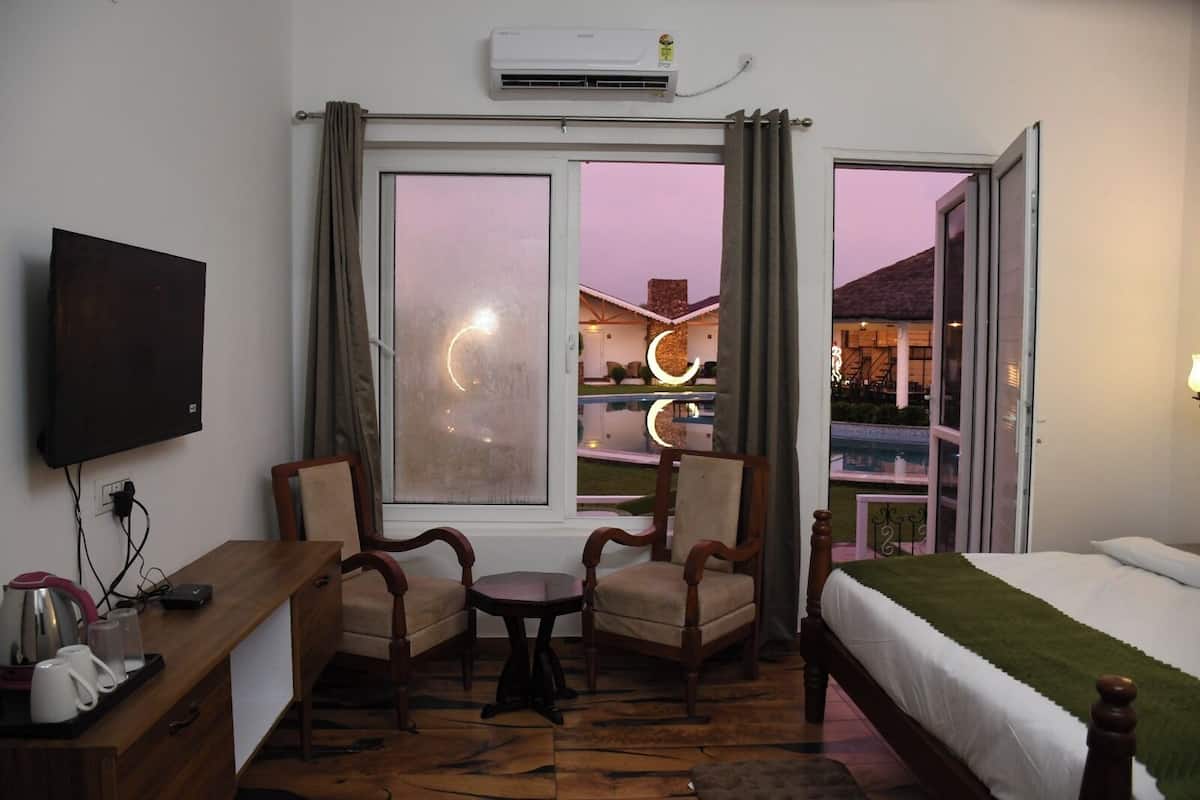 Escritorio, tabla de planchar con plancha, wifi gratis y ropa de cama