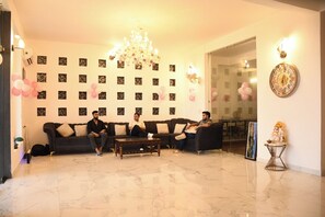 Lobby sitting area - PRAKARAM RESORT AND CAFE (Ramnagar)