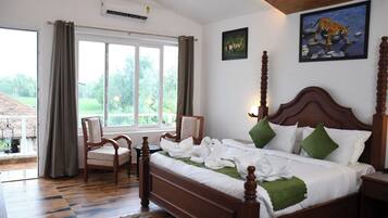 Premium-Suite | Schreibtisch, Bügeleisen/Bügelbrett, kostenloses WLAN, Bettwäsche