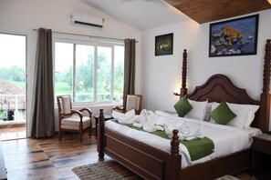 Escritorio, tabla de planchar con plancha, wifi gratis y ropa de cama 