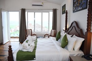 Escriptori, planxa i posts de planxar, wifi gratuïta i roba de llit 