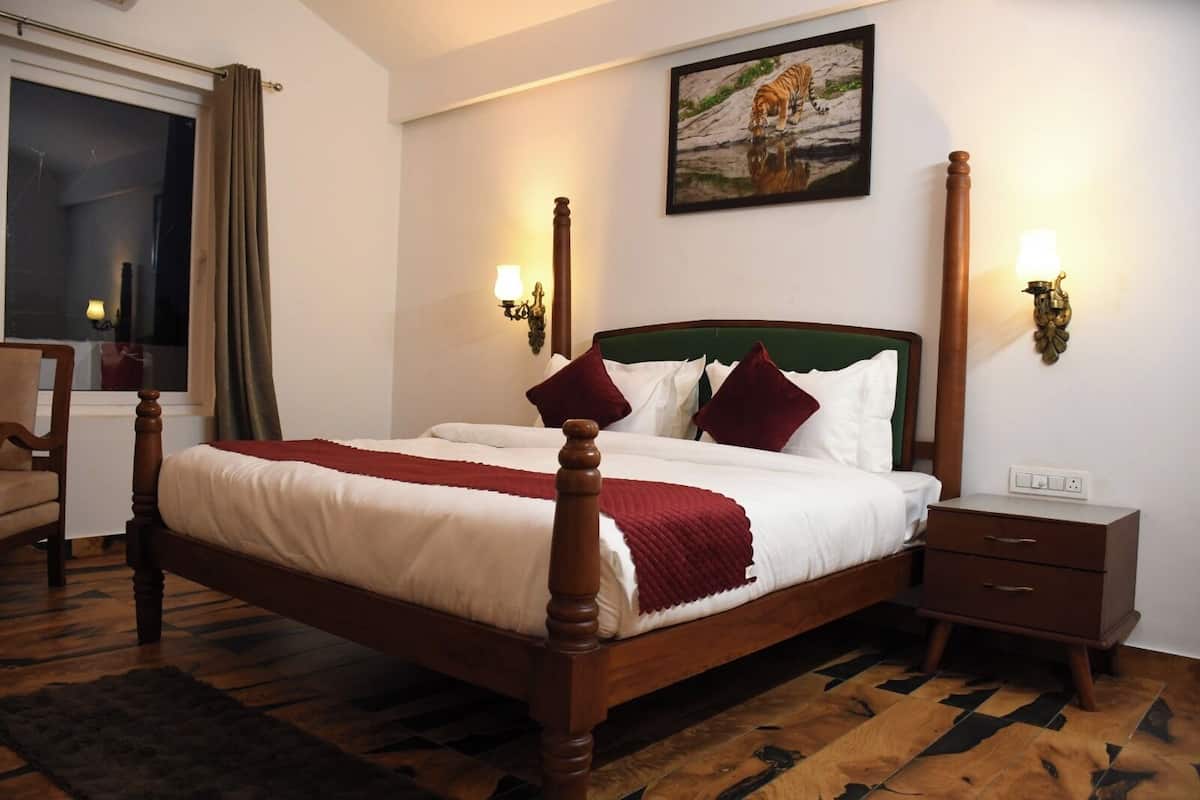 Escritorio, tabla de planchar con plancha, wifi gratis y ropa de cama