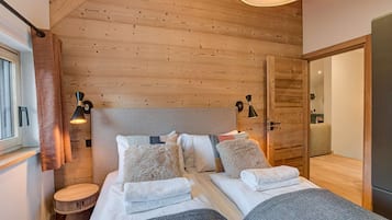4 bedrooms, desk, iron/ironing board, WiFi