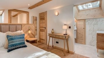 4 slaapkamers, een bureau, een strijkplank/strijkijzer, wifi
