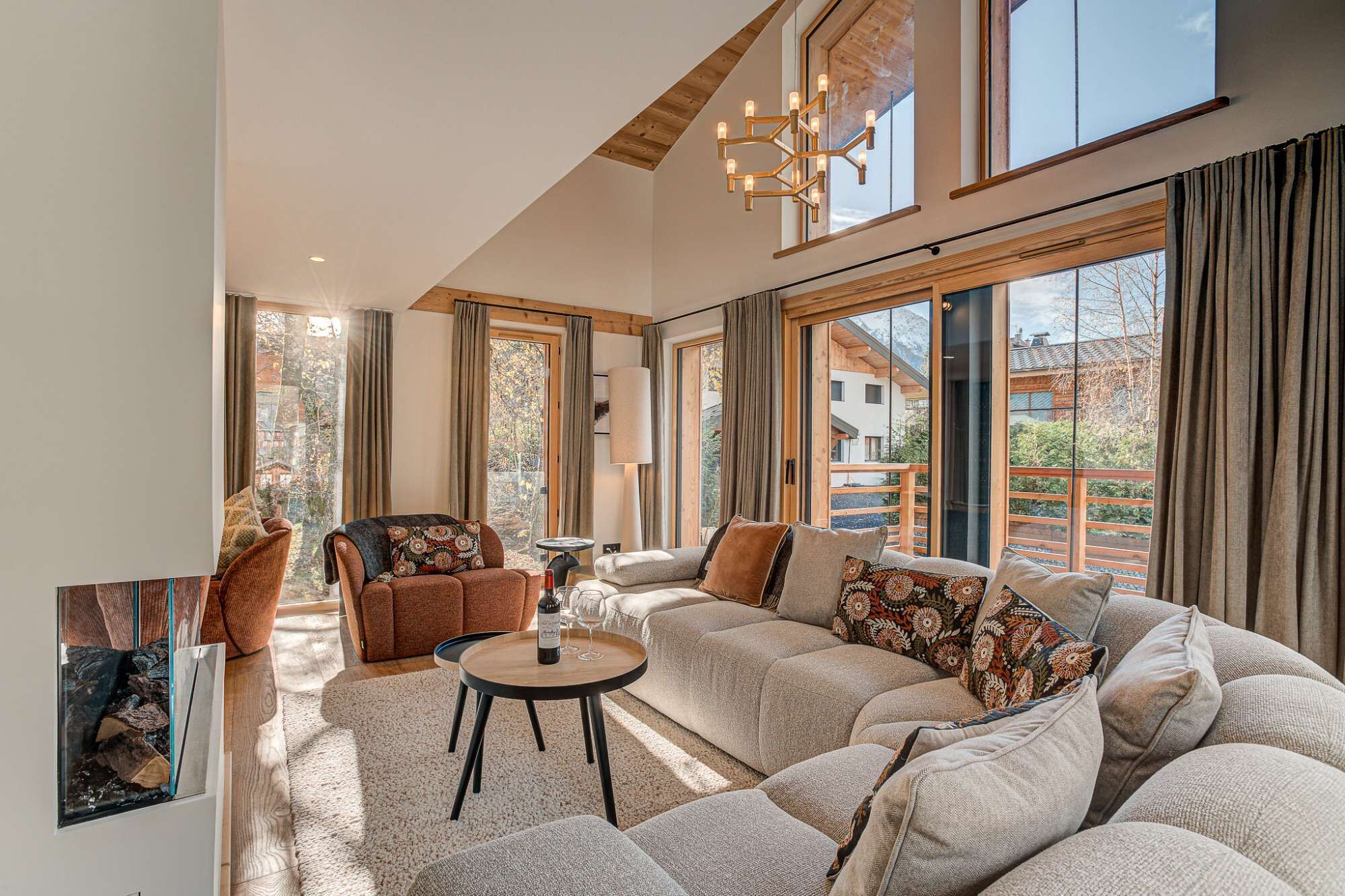 Una televisión, un futbolín, libros