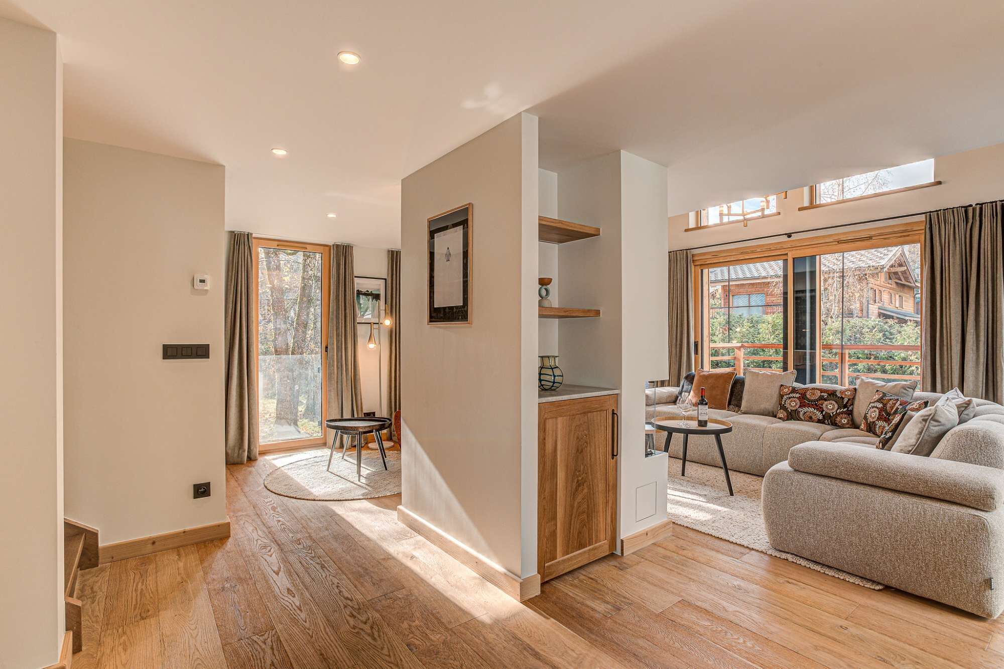 Télévision, baby-foot, livres