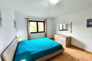 2 habitaciones y tabla de planchar con plancha 