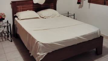 3 bedrooms, desk, iron/ironing board, free WiFi