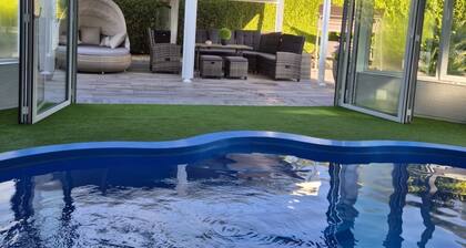 Naturnah mit Pool und Sauna by Interhome