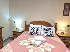1 habitación, tabla de planchar con plancha, internet y ropa de cama 
