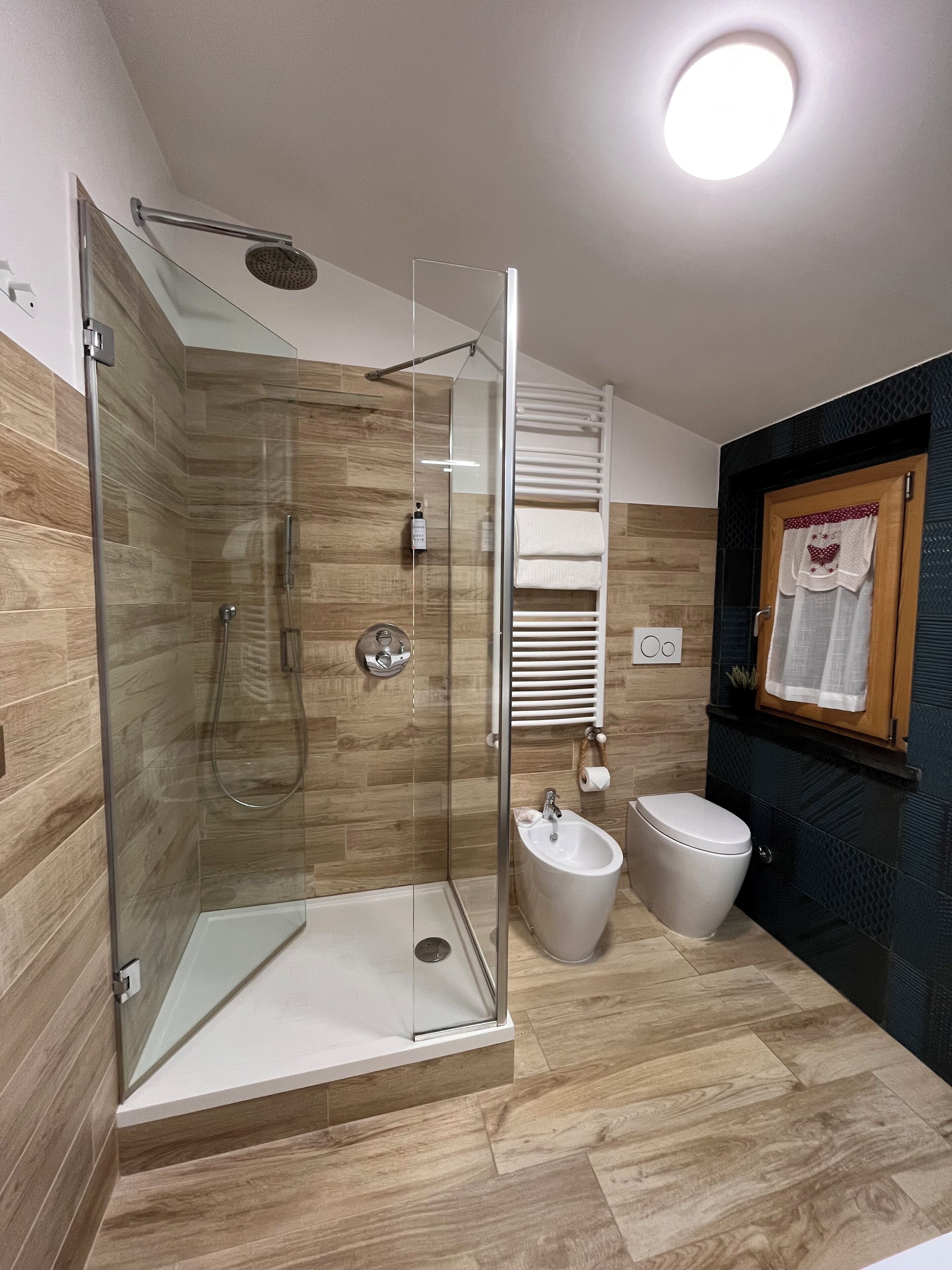 Douche, sèche-cheveux, bidet, serviettes fournies