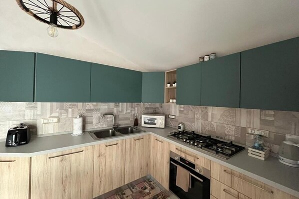 Fridge, microwave, oven, stovetop - Cozy apartment La Mansarda near Rome Castelli Tivoli (San Cesareo)