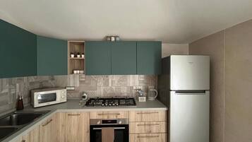 Frigorifero, microonde, forno, piano cottura