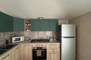 Køleskab, mikrobølgeovn, ovn, kogeplade