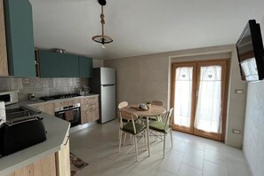 Fridge, microwave, oven, stovetop - Cozy apartment La Mansarda near Rome Castelli Tivoli (San Cesareo)