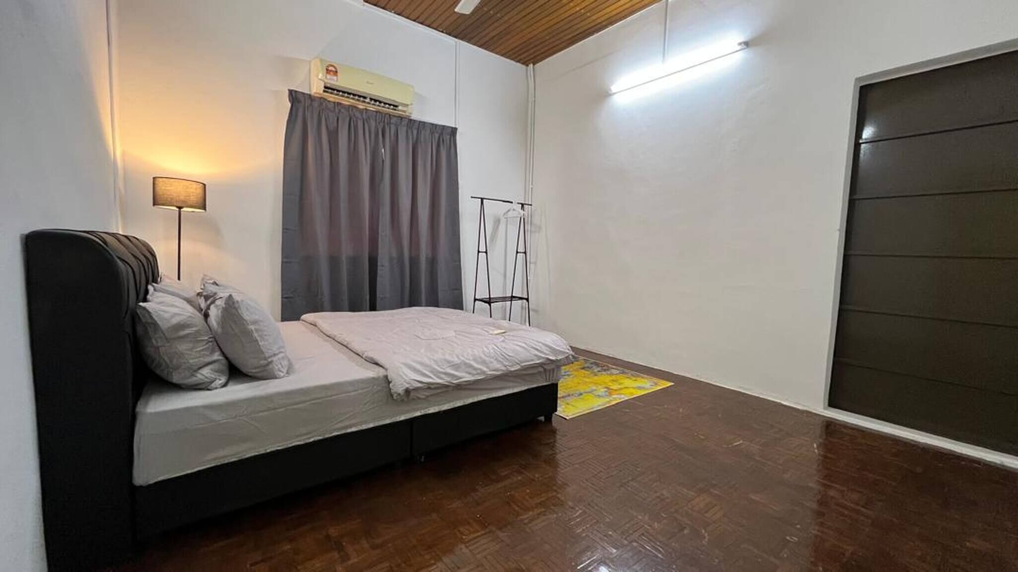 5 bedrooms, iron/ironing board, internet