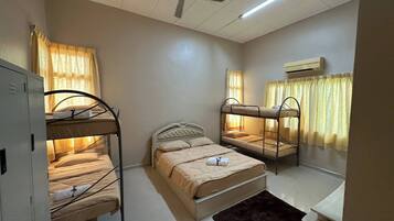 5 quartos, ferros/tábuas de passar roupa, acesso à internet