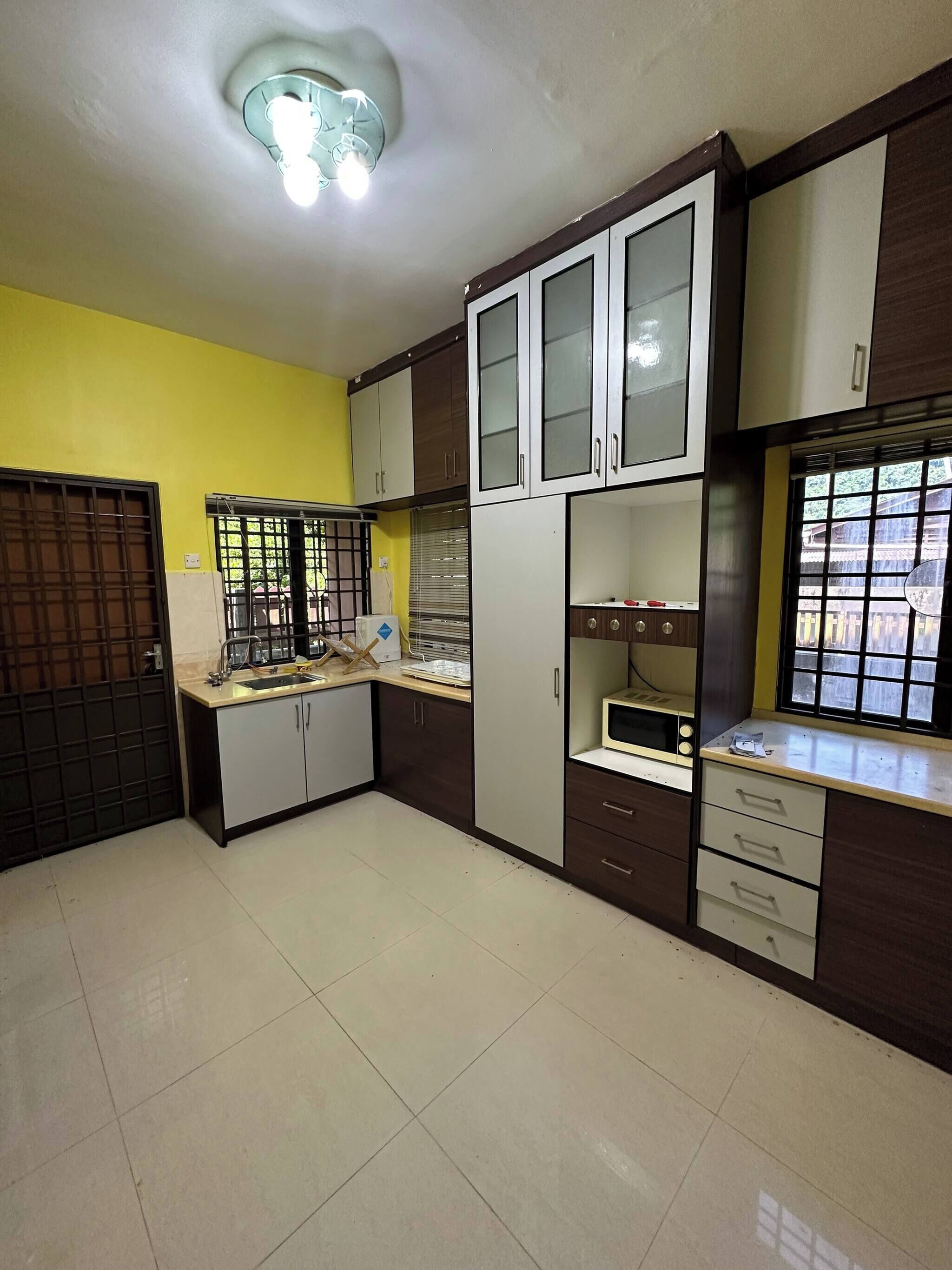 Refrigerador, placa de cocina, utensilios de cocina